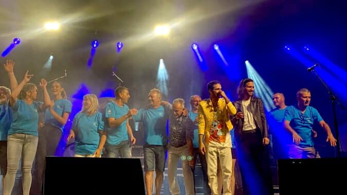 Monsieur le Maire, le comité des fêtes et le groupe Régina Queen salue le public