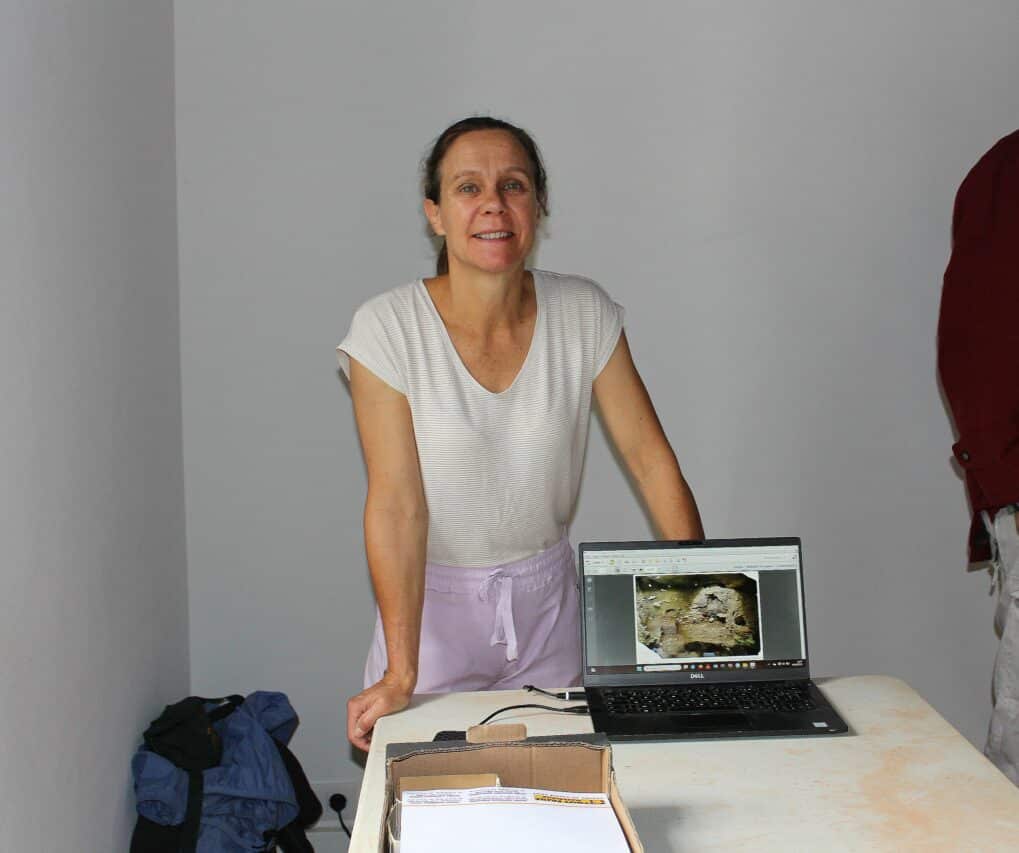 Amélie Vialet, paléoantropologue, lors du bilan public des fouilles à Montmaurin.