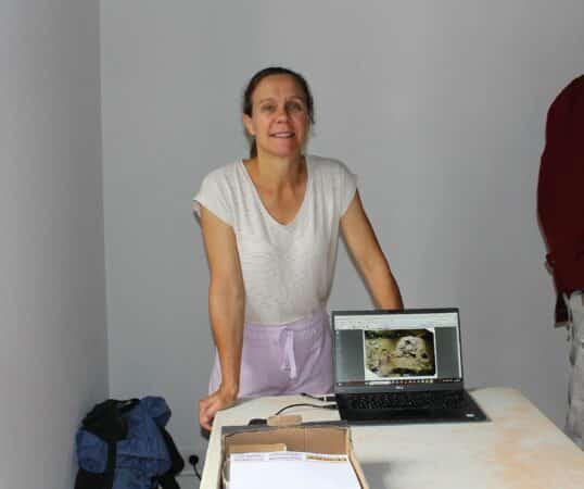 Amélie Vialet, paléoantropologue, lors du bilan public des fouilles à Montmaurin.