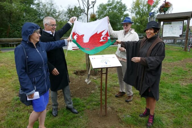 L'arbre de la fraternité mis en terre
