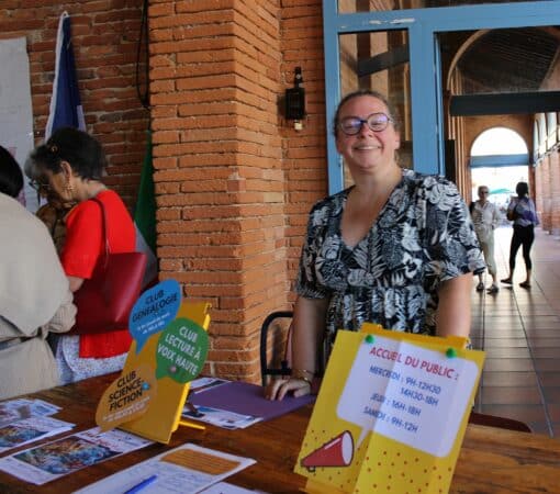 Bénédicte aux manettes de la médiathèque de l'Isle en Dodon, sur le Forum des associations.