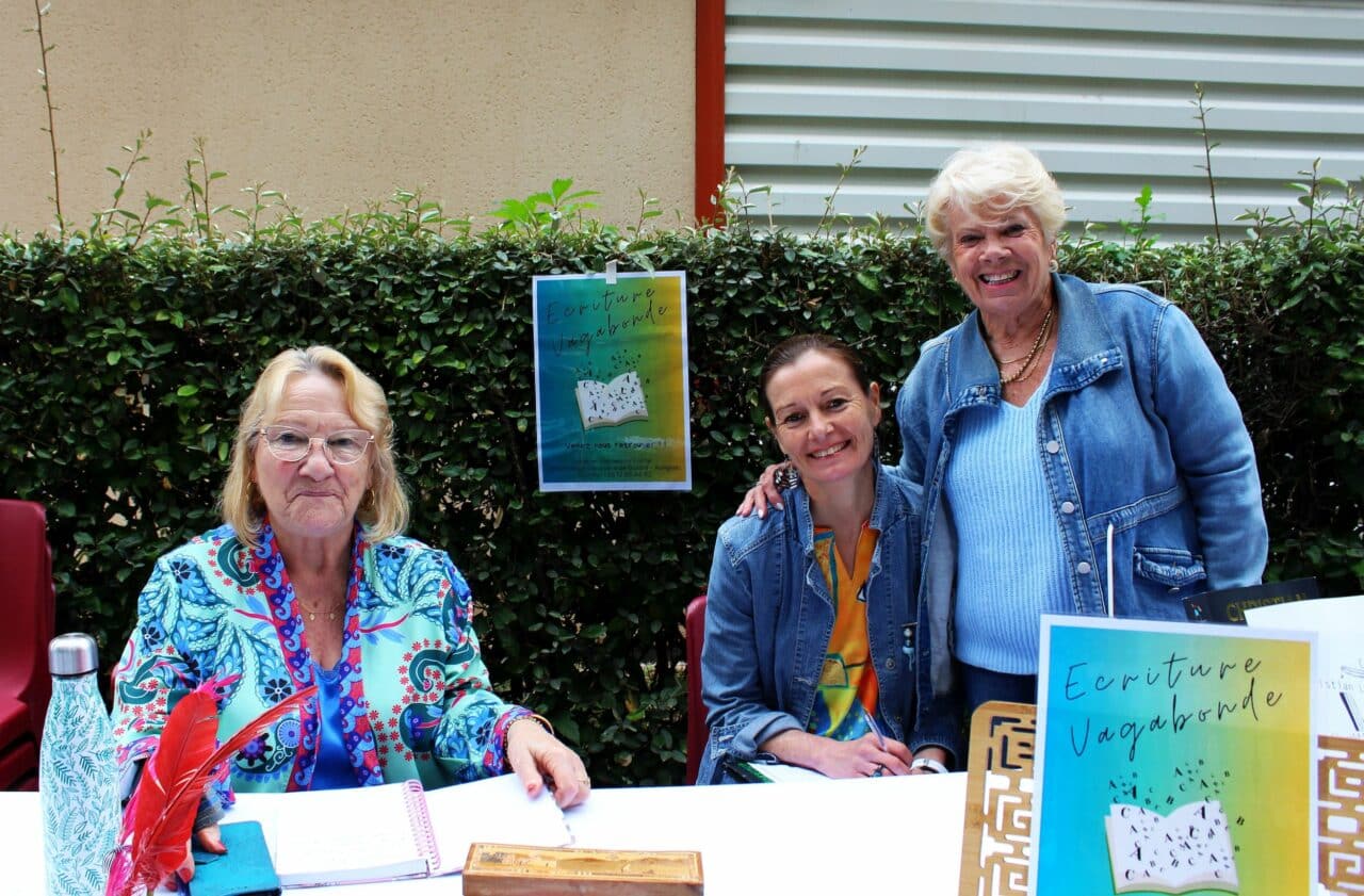 Debout, la présidente de la bibliothèque d'Aurignac Christiane Figarol, avec à g Christiane Laroque vice-présidente et Aude Bertrand animatrice.