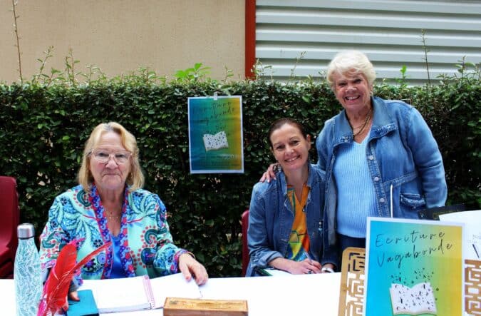 Debout, la présidente de la bibliothèque d'Aurignac Christiane Figarol, avec à g Christiane Laroque vice-présidente et Aude Bertrand animatrice.