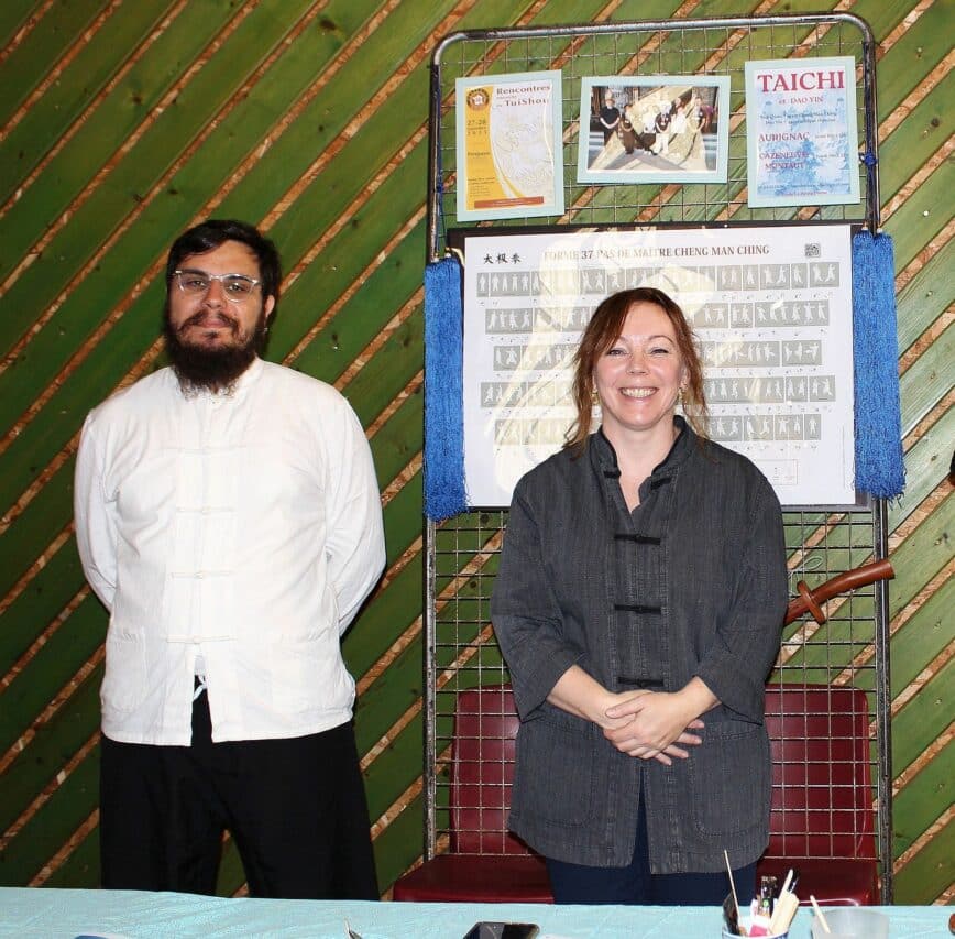 Fabienne Bernadou, professeur diplômée de Tai chi et Dao Yin, avec le professeur-assistant Jean-David, au forum d'Aurignac.