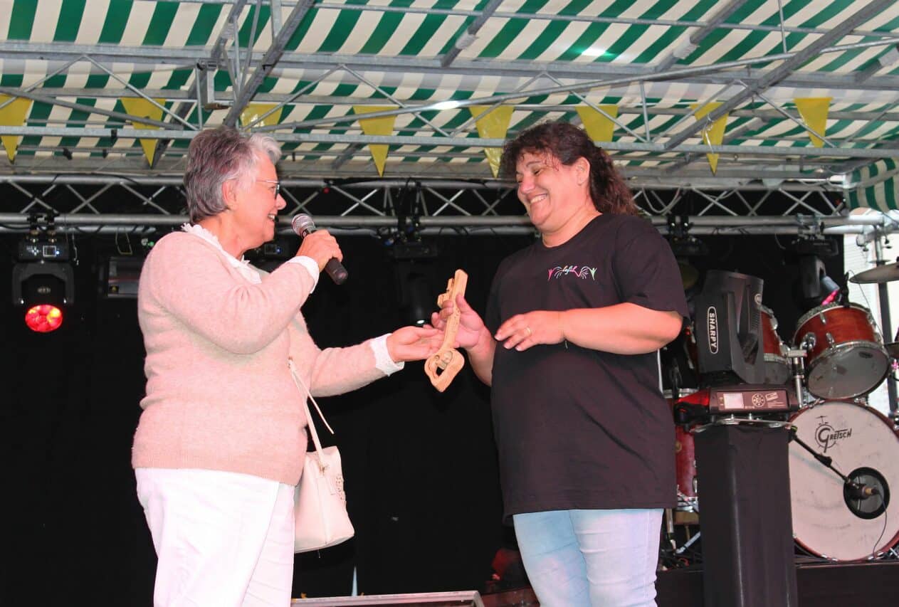 Remise officielle des clés de la ville pour le lancement de la fête locale (Jeannette Bergounan conseillère municipale et Chrystelle James présidente du Fil Comité des fêtes).