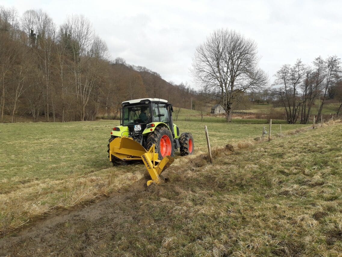 Un outil utile pour les zones humides, la rigoleuse, pour curer les fossés sans contrevenir à la règlementation.