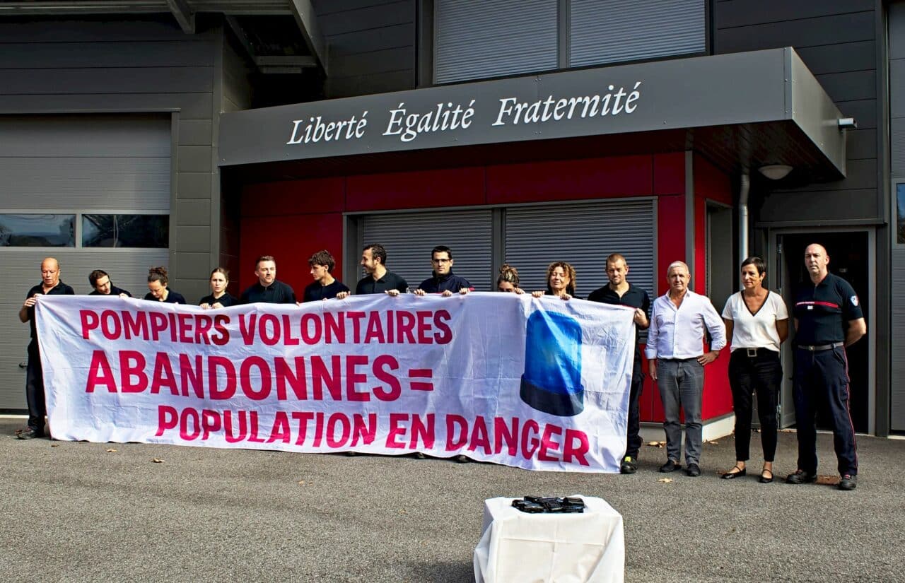 Colère et lassitude des pompier Volontaires face à l'abandon des Pouvoirs Publics, une action choc ici à la caserne de Boulogne.