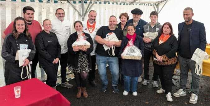 Maryse Vézat entourée du jury et personnes récompensées