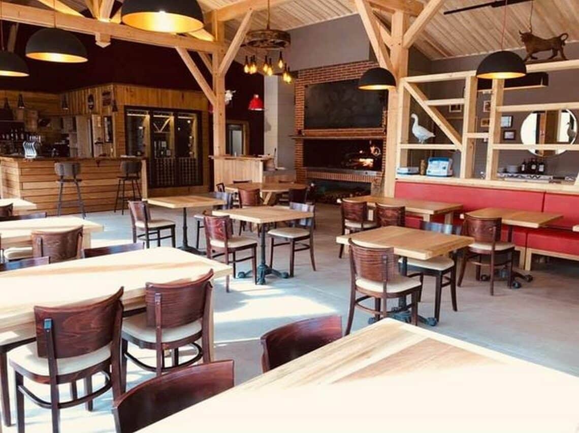 Le restaurant l'Auberge Champêtre embauche.