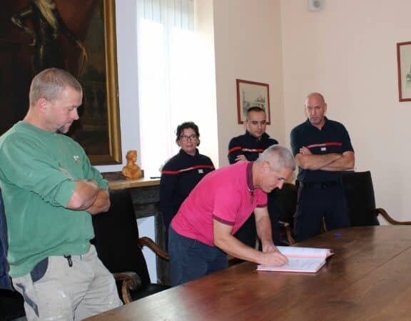 La convention tripartite entre la mairie, le SDIS 31 et l'agent pompier volontaire Sébastien Loze. (à la signature le maire Alain Boubée, entouré du capitaine Emma Ducros, du commandant Nicolas Morlans et du lieutenant Stéphane Pagotto).