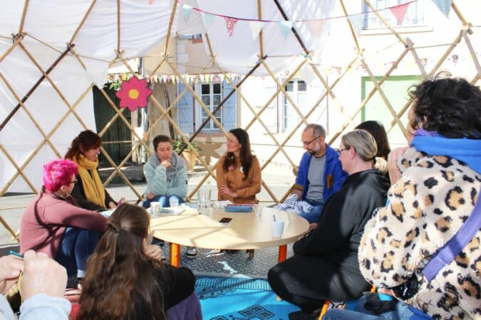 Un Festival Rural Engagé de littérature jeunesse, ludique et futé. (table ronde sous la yourte avec Valérie de Radio Coteaux)