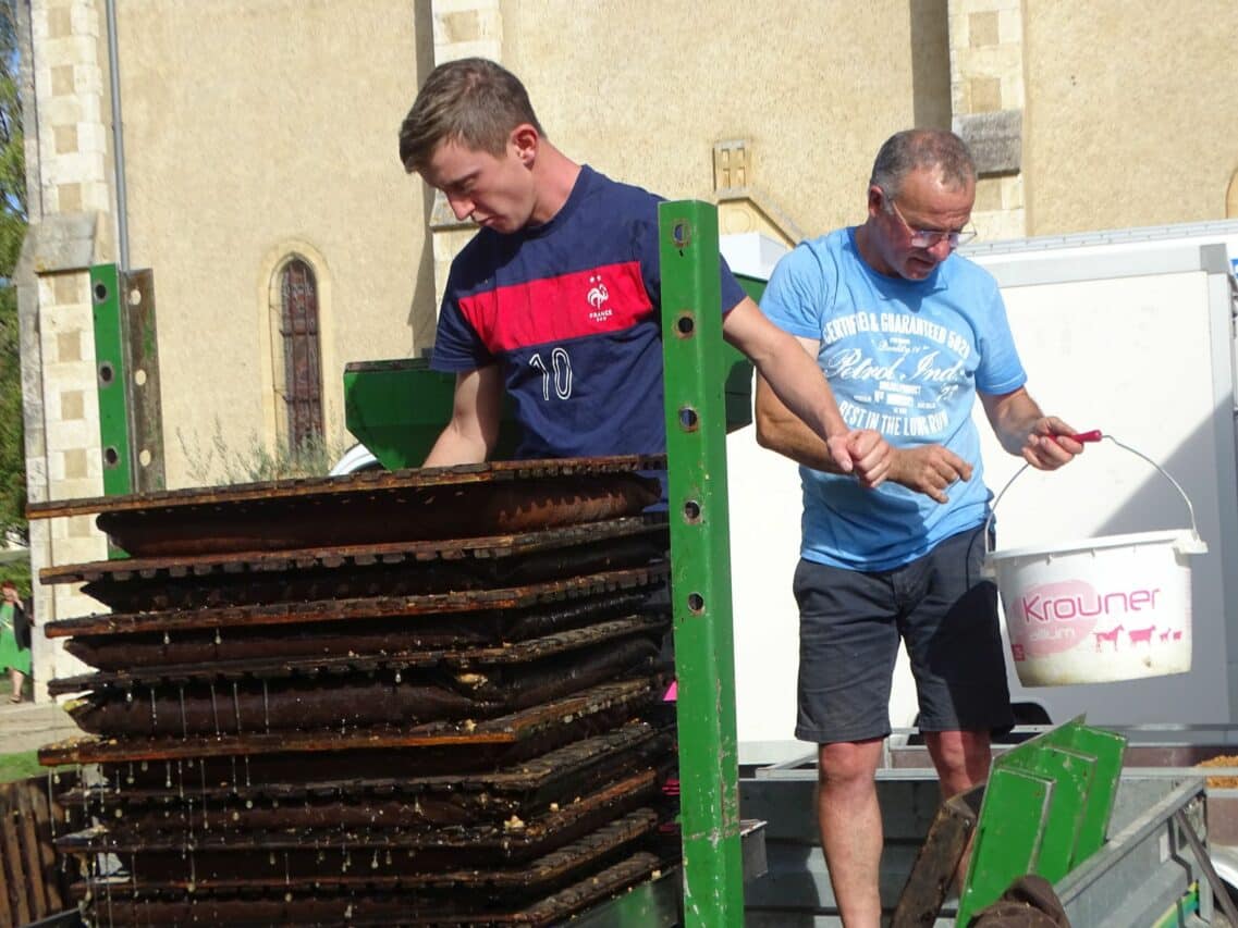 Un pressage à l'ancienne pour du bon jus tout frais, ça c'est à la fête de la Pomme de Larroque dimanche 12 octobre. (photo d'archives)
