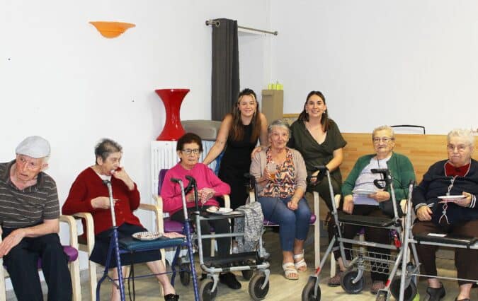 Des animations et des gourmandises à l'Ehpad de l'Isle en Dodon, autour de Clémence l'animatrice et Lauriane.