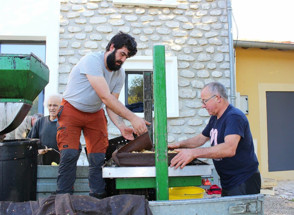 Pressage à l'ancienne des pommes à Larroque, pour tirer le bon jus frais.