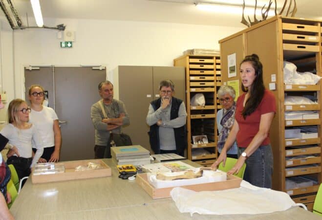 Cendrine Béraud, chargée des Collections au Musée de l'Aurignacien, a fait découvrir la réserve au public.