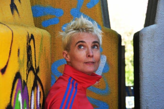 Marie Delmarès, comédienne et autrice du spectacle théâtral Ce qu'il en coûte, en représentation à Aurignac le 11 octobre.