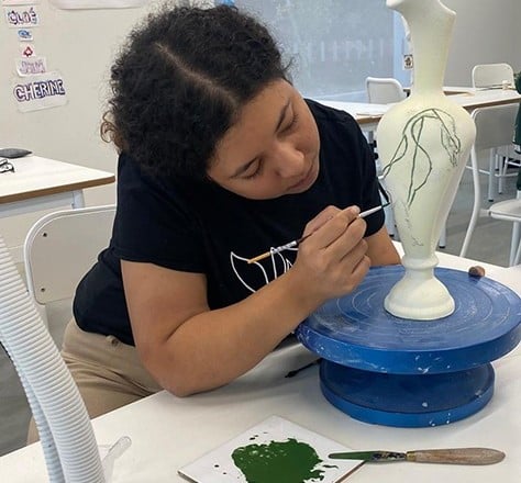 Fouzia Khaia, peint de nouveaux ibis à la façon des décors martrais.