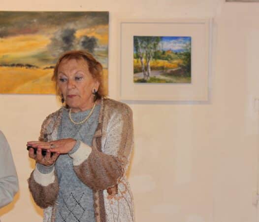 Ksenia Milicevic, peintre et conseillère artistique du musé de Saint-Frajou, lors du vernissage de l'exposition Peel-Casanova-Green.