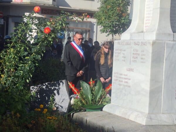 Dépôt de la gerbe de la municipalité avec Raymond Defis