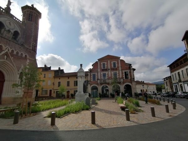 Un agent municipal a été pris en flagrant délit en train de photographier des documents confidentiels.