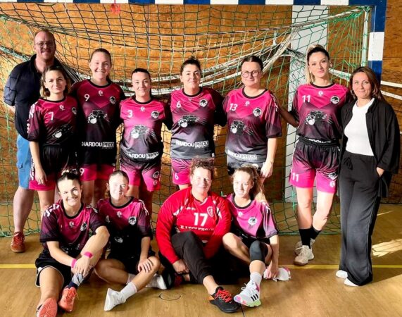 Samedi 15 novembre 2025, les handballeuses séniors éliminées de la Coupe de France vont désormais se consacrer au championnat.