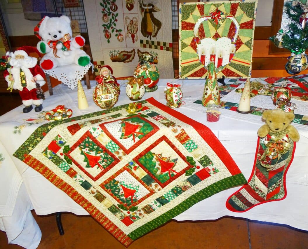 Des merveilles brodées par les artistes de l'association De fil en aiguille, qui fêteront cette année leur 20 ans d'existence. (photo d'archives)