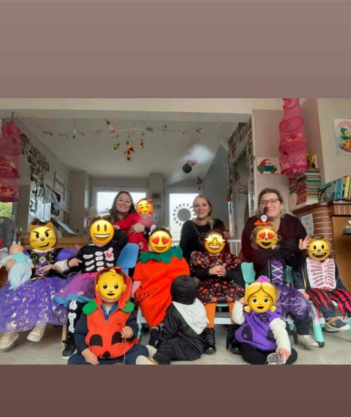 Prêts pour le départ du défilé d'Halloween à la MAM de Boulogne.