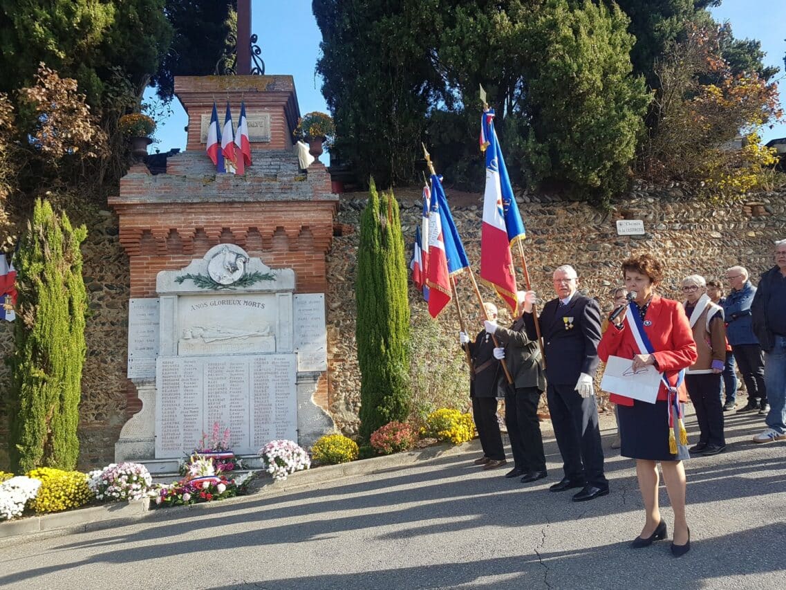 Maryse Vézat-Baronia maire de la ville durant son discours.