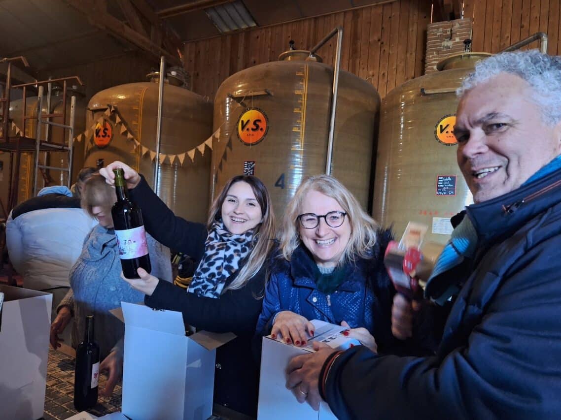 Une belle cohésion d'équipe pour la mise en bouteille à la chaine