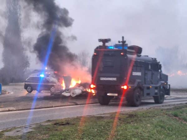 Les 2 rond-points de l'A64 étaient toujours en feu en soirée