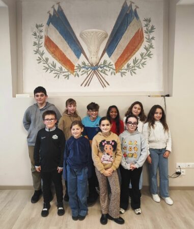 Le conseil municipal des Jeunes a été officialisé à la Mairie d'Aurignac (en photo une partie des 13 élus du CMJ).