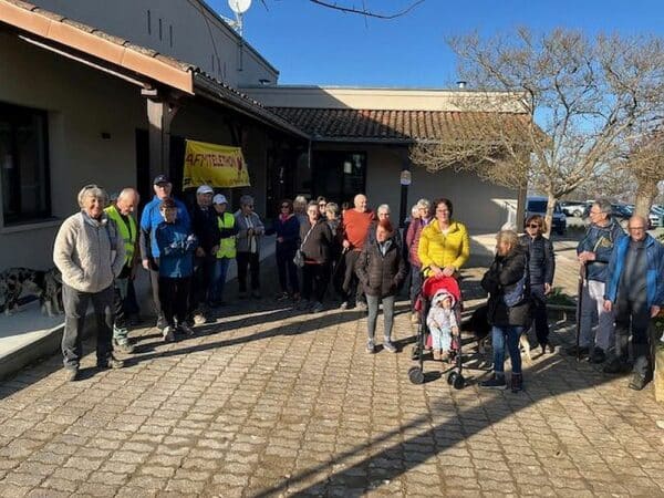 36 marcheurs ont pris le départ de la boucle pour le Téléthon, devant la salle des fêtes de Charlas.