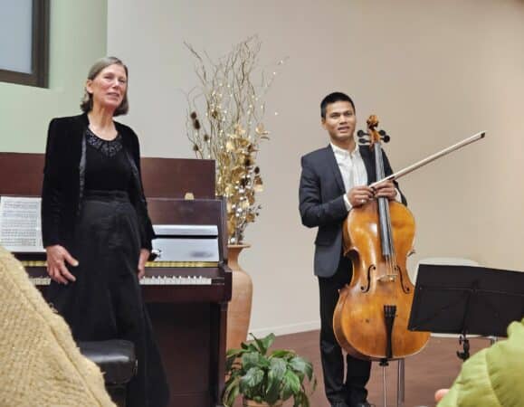 Elisabeth Roelly au piano et Antoine Moulard au violoncelle, à Charlas.