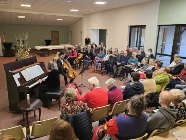 Antoine Moulard et Elisabeth Roelly ont offert un superbe concert classique dans la salle des fêtes rénovée de Charlas.