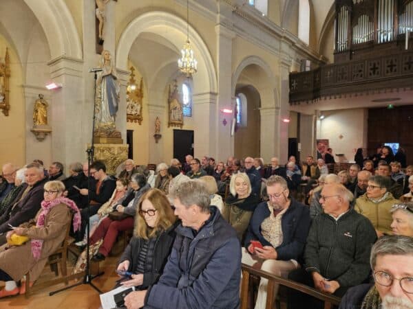 Une foule dense dans l'église Saint-Adrien pour écouter l'Ensemble Orchestral Pierre de Fermat.