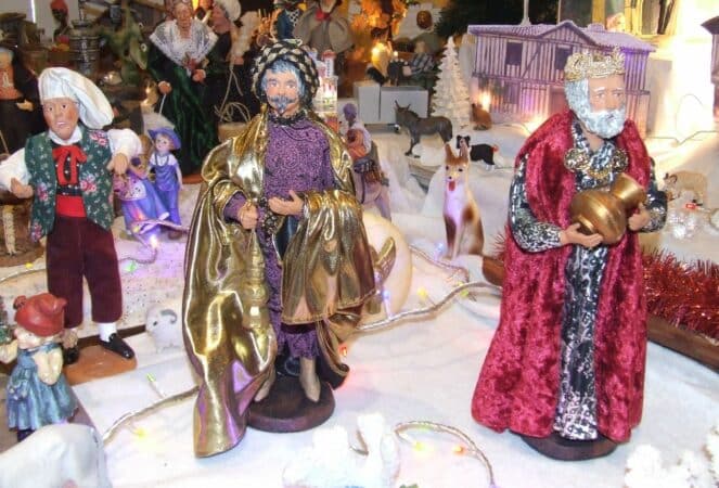 Visite des églises qui ont installé une crèche, avec la paroisse Notre-Dame des Coteaux.