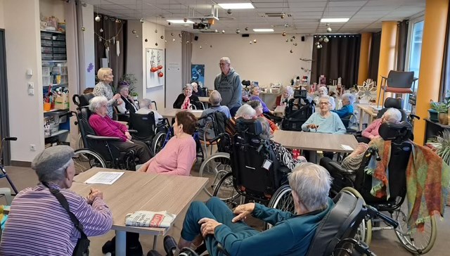 La distribution des cadeaux de Noël à l'Ehpad, par le CCAS de Boulogne (au centre Yves Bon, maire-adjoint).
