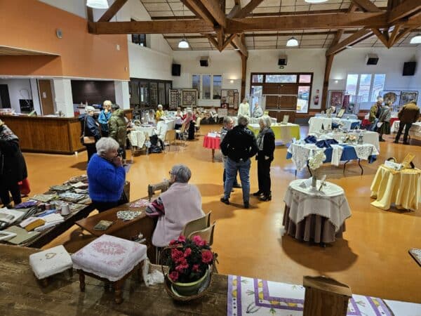 Pour les vingt ans de l'association de Fil en Aiguille, les brodeuses ont concocté une splendide exposition.