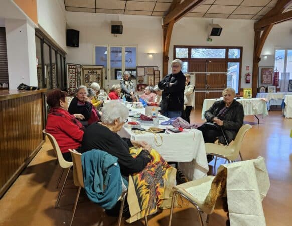 Une partie des brodeuses lors de l'exposition de l'association De Fil en Aiguille.