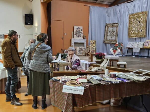 Echanges avec les brodeuses et couturières de l'association De Fil en Aiguille.