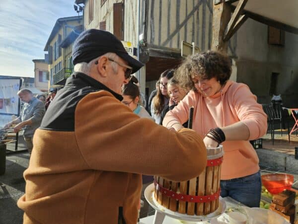Une fête du Terroir réussie à l'Isle en Dodon. (Stand MJC démonstration de pressage de pommes.)