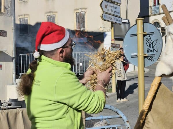 Des démonstrations d'allumage du feu avec le musée de l'Aurignacien (en photo Sébastien Marzin directeur).