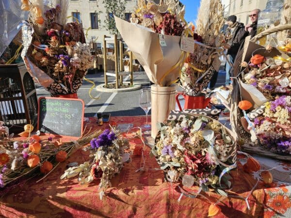 Le beau marché de l'APE à Aurignac avec de nombreux exposants.