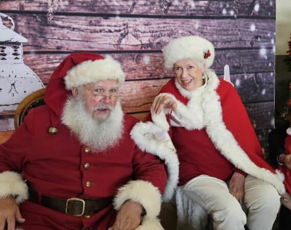 Le Père Noël et la Mère Noël au marché des Commerçants du Boulonnais.