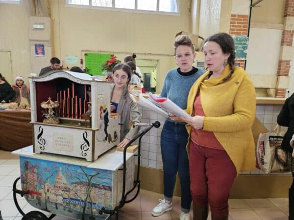 L'orgue de barbarie de la jeune Clémence au Marché de noël de Castelnau.