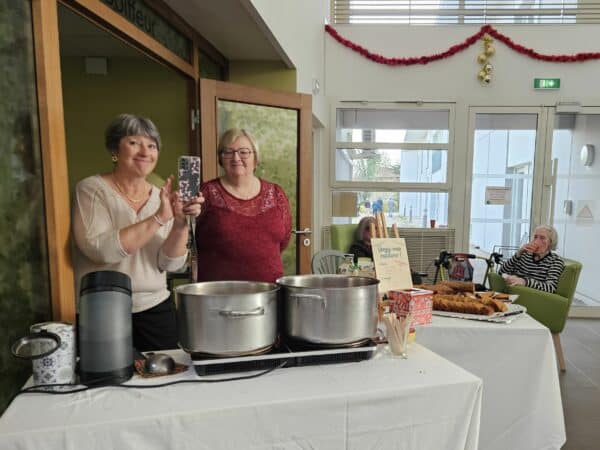 Vin parfumé et chocolat chaud au marché de Noël de l'Ehpad.