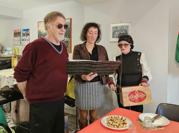 Musique, bonne chère et amitié au Noël du cours de Russe (Jean-Pierre, Claire et Claudie au chant).