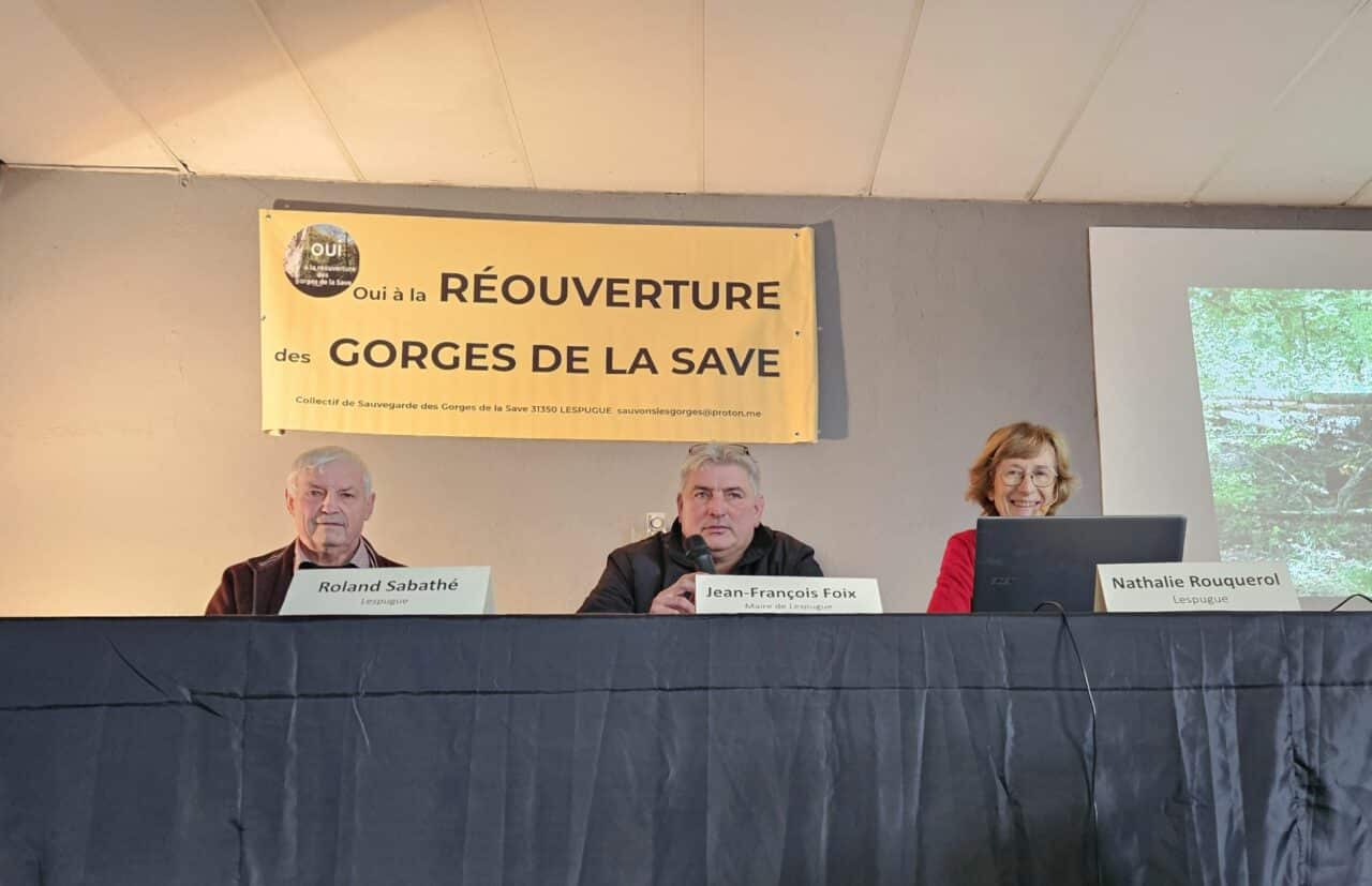 L'assemblée générale du collectif Sauvegarde des Gorges de la Save, à Lespugue (de dr à g Nathalie Rouquerol, préhistorienne et présidente, Jean-François Foix maire de Lespugue, Roland Sabathé, habitant de Lespugue).