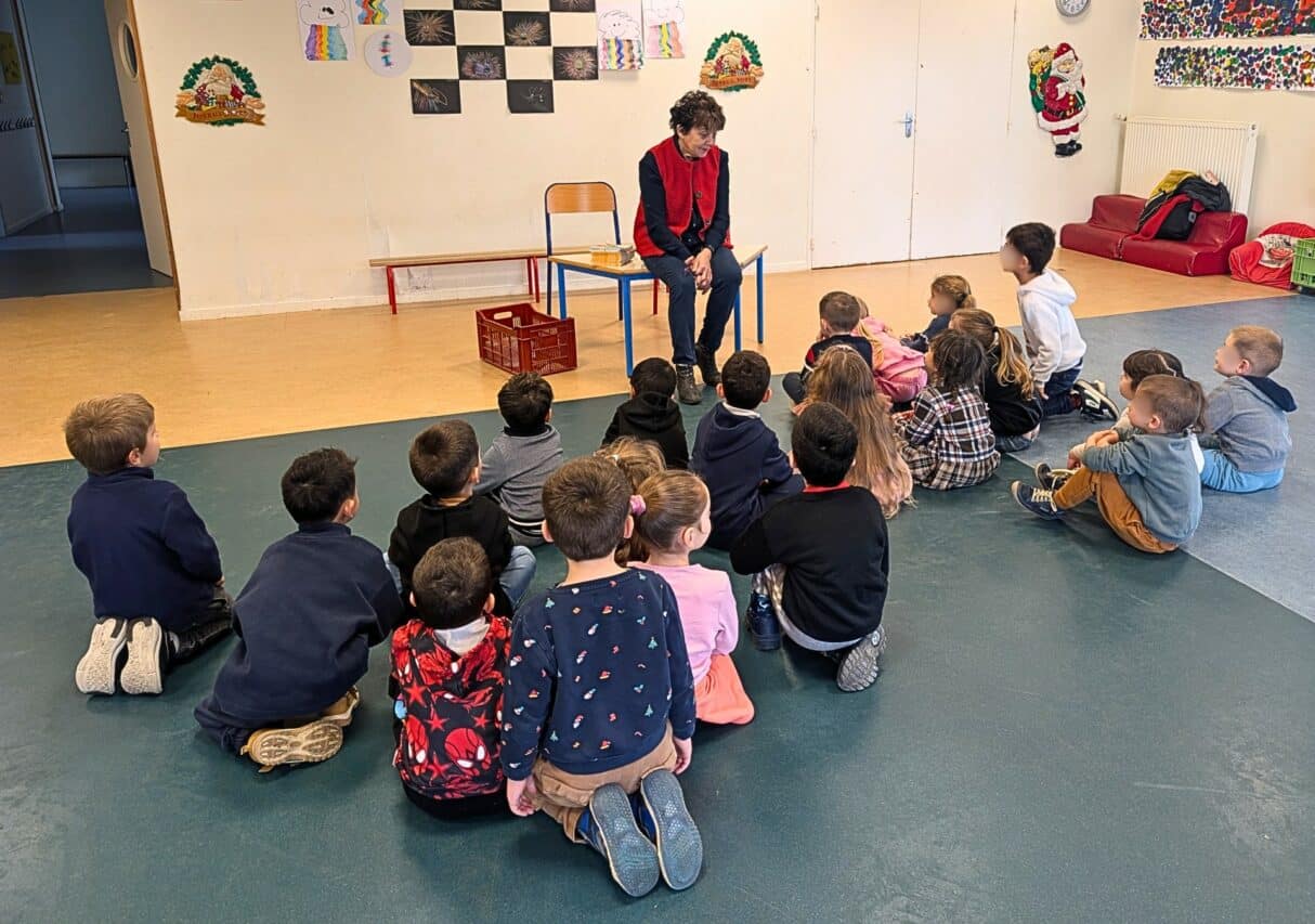 Des enfants attentifs aux propos de Maryse Vézat