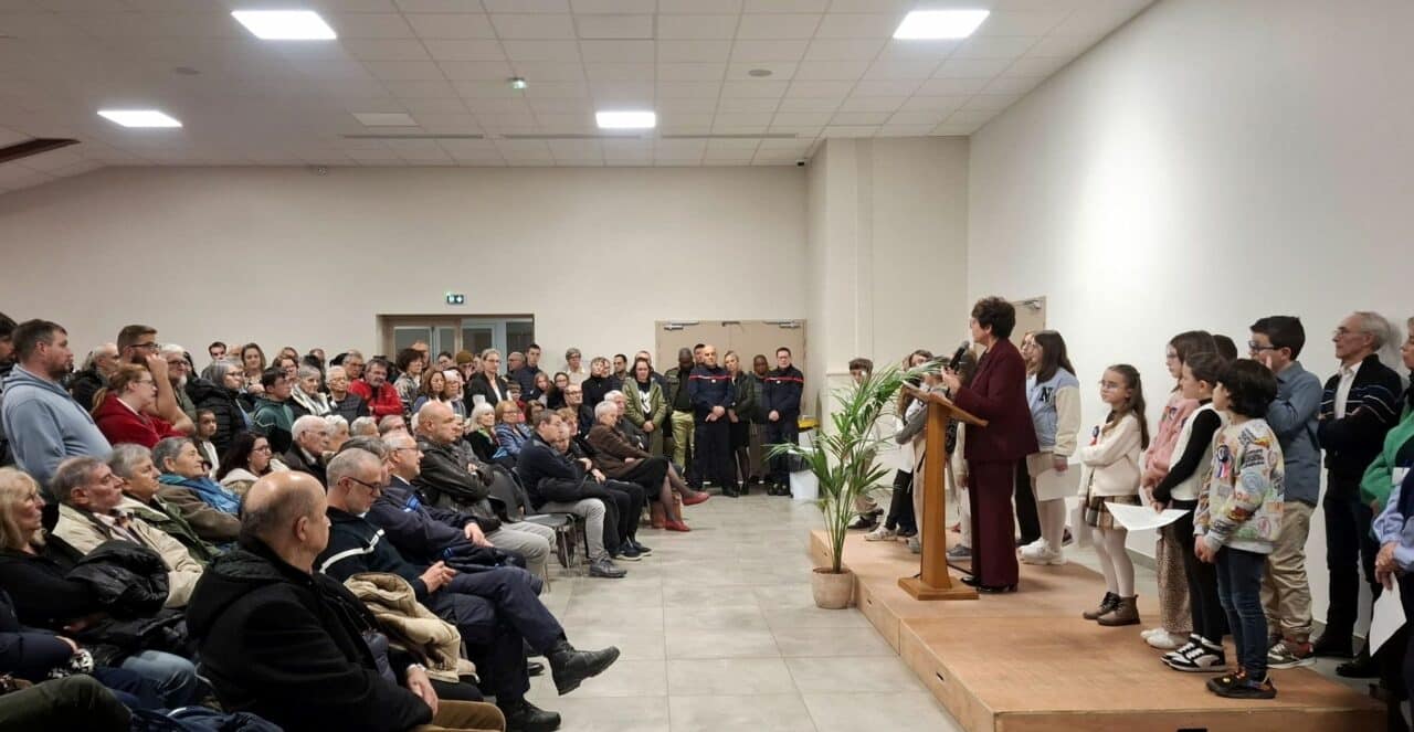 Allocution de Maryse Vézat devant un large public.